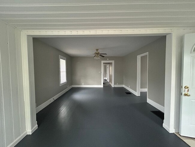 Building Photo - 3 Bedroom 1 Bathroom house Available Now!