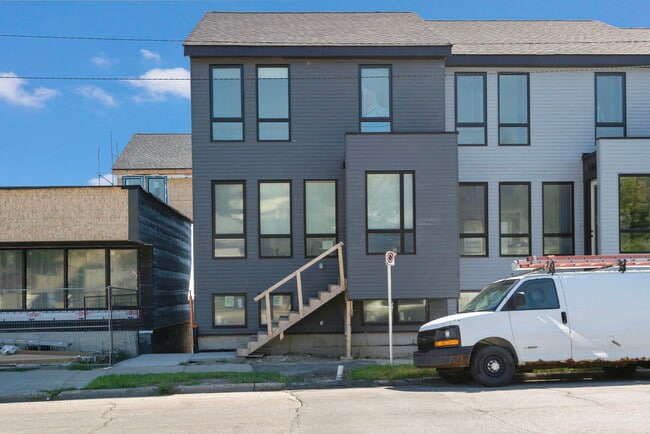 Building Photo - 8 8 St SE