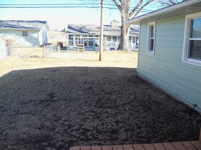 Foto del edificio - 3214 Harmony Ln