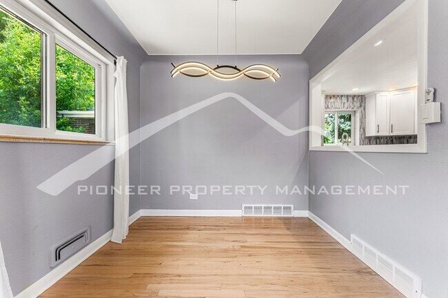 Foto del edificio - Charming Updated home with Garage and Cent...