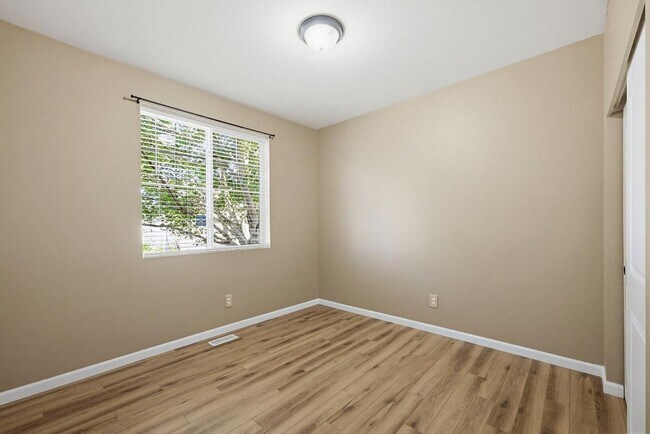 Foto del edificio - Beautiful 4 Bedroom Lacey Home with Formal Dining, Bonus Landing & Fully Fenced Yard!