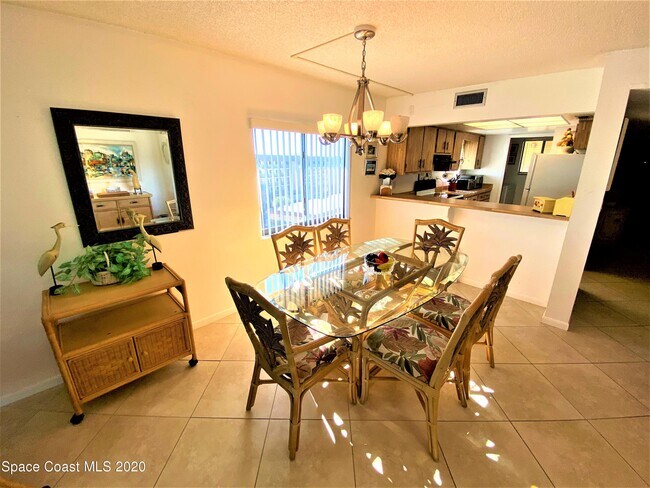 Foto del edificio - 8498 Ridgewood Ave