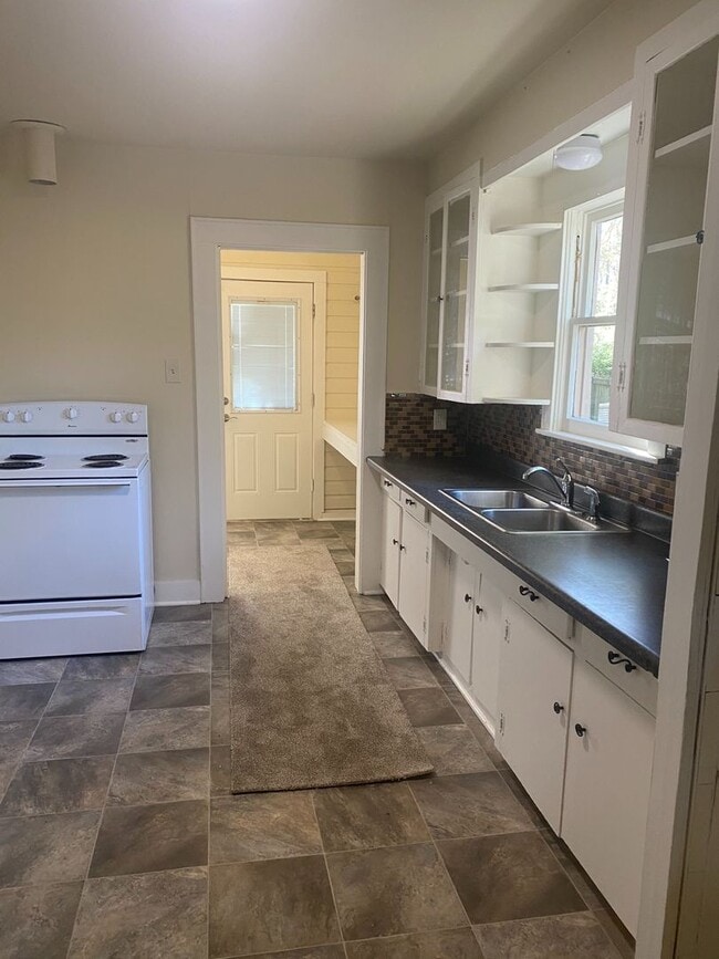 Building Photo - 3/1.5 Kilgore ISD Fenced Yard Pet Friendly