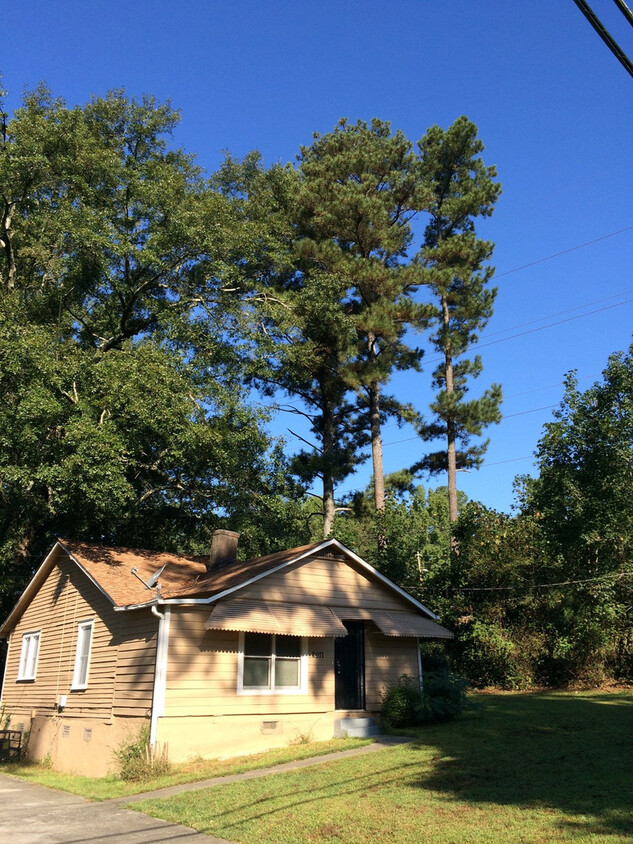 Primary Photo - Large 2 Bedroom Newly updated home in East...