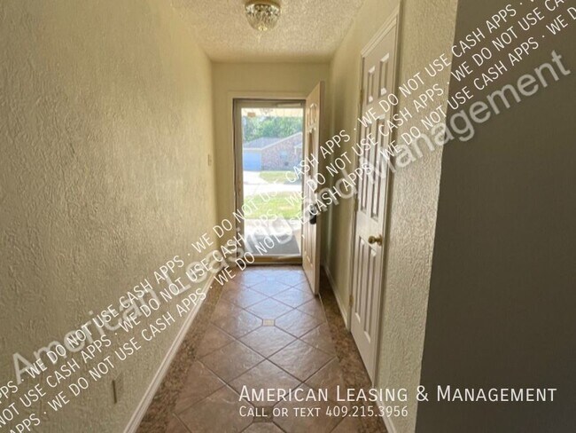 Building Photo - 3/2 Available in Beaumont's Glen Oaks Addi...