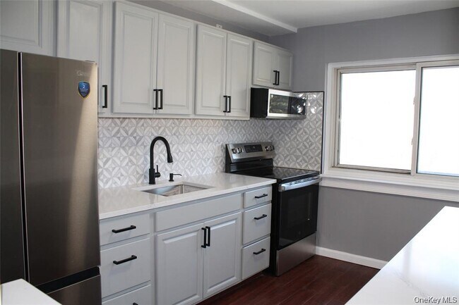 Foto del edificio - 810 Blooming Grove Turnpike