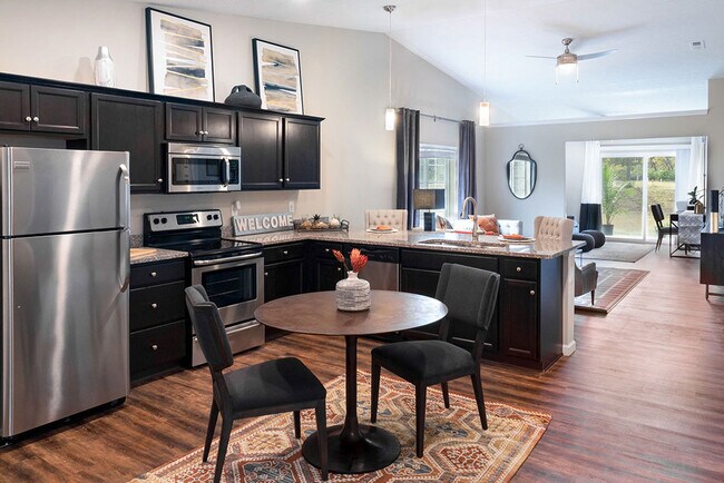 Cocinas espaciosas con barra de desayuno y espacio para una mesa. - Redwood Holt