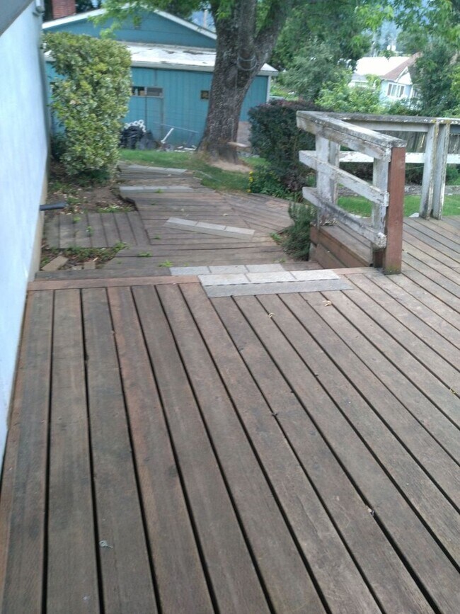 Foto del edificio - 3 Bedroom 2 Bathroom with 2 car Carport in...