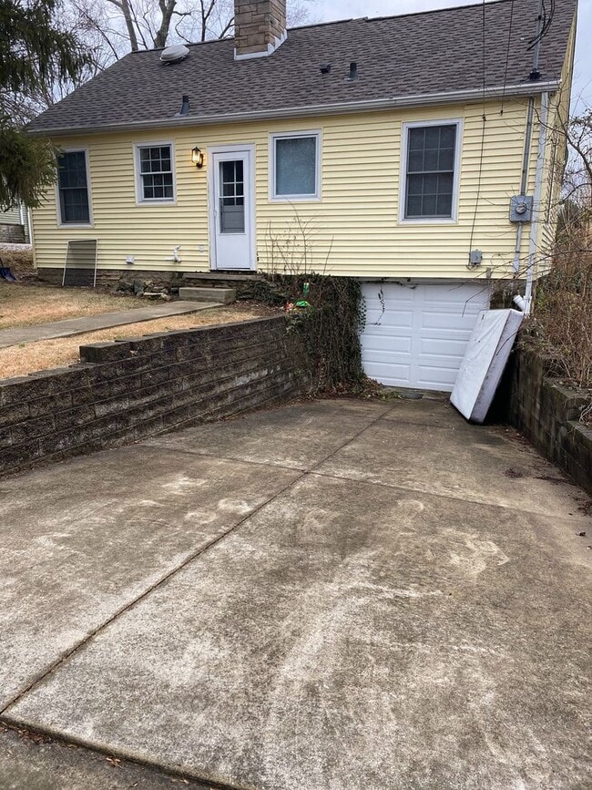 Building Photo - 2-Bedroom, 1-Bathroom Home on Bloomington'...