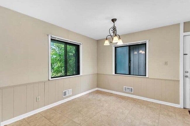 Building Photo - 1422 S River Rd