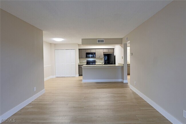 Foto del edificio - 5329 Summerlin Rd