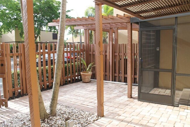 Foto del edificio - 1521 E Golfview Dr