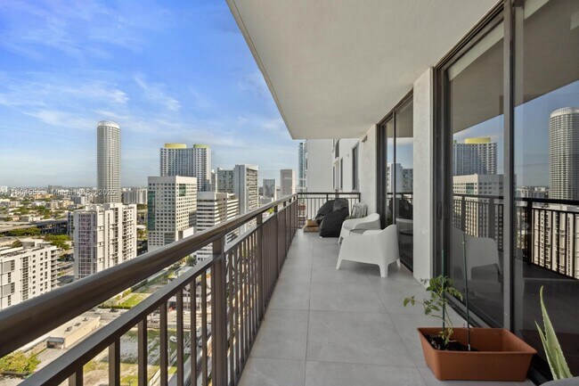 Foto del edificio - 999 SW 1st Ave