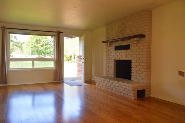 Building Photo - Beautifully updated 2 bedroom duplex in Fi...