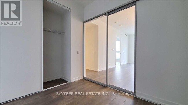 Photo du bâtiment - 950 Portage Pkwy