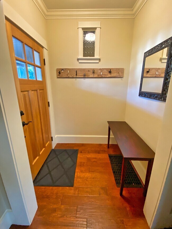 Entry w/ coat hooks, mirror - 4604 NE 21st Ave Unit A