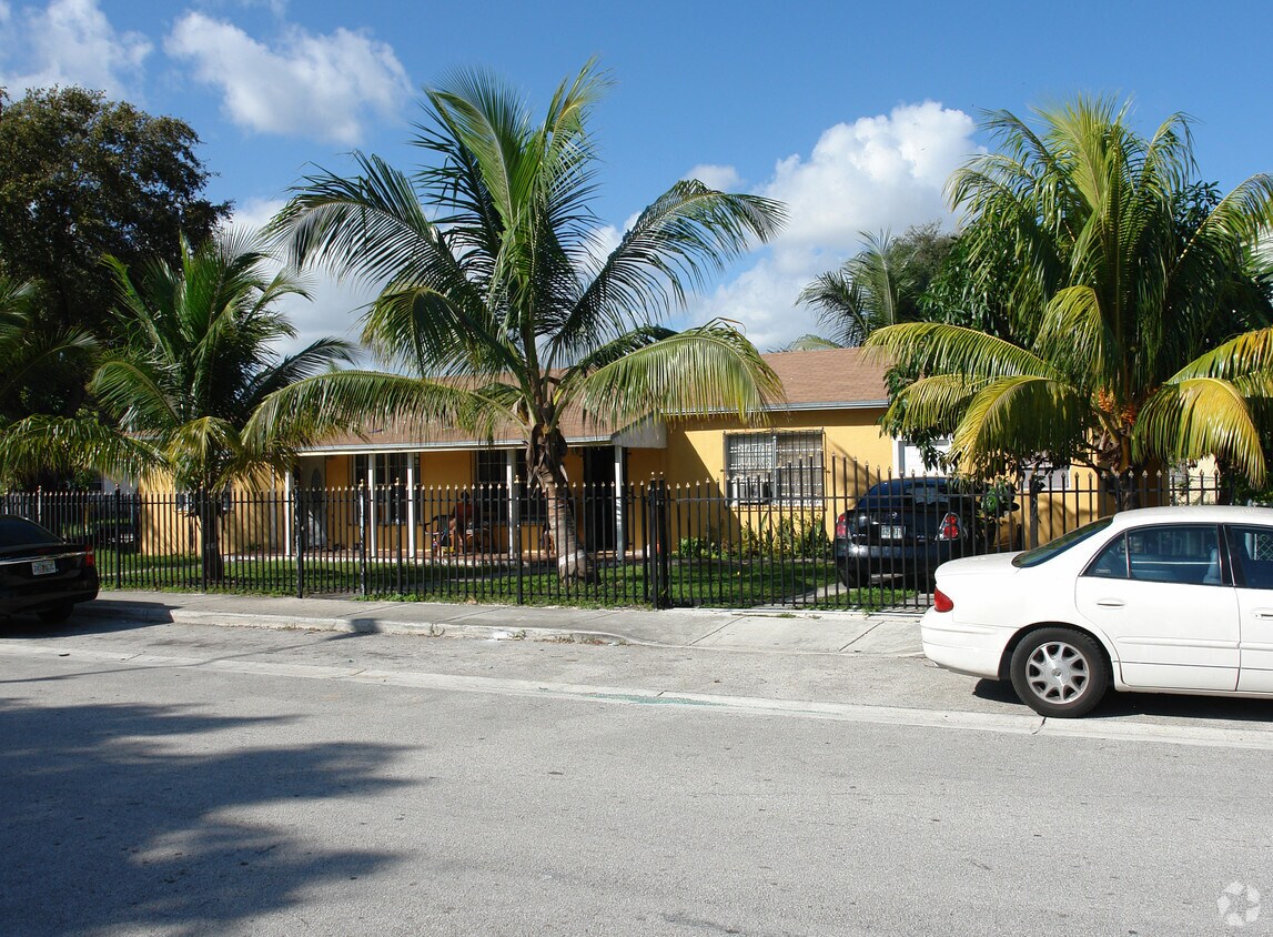 Foto del edificio - 6700 NW 2nd Ct