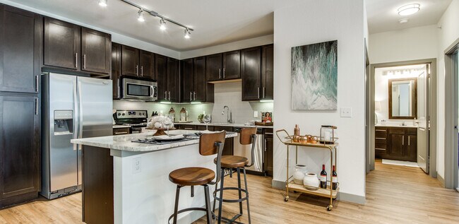 Foto del edificio - King-Sized 1 BR With Vast Amenities