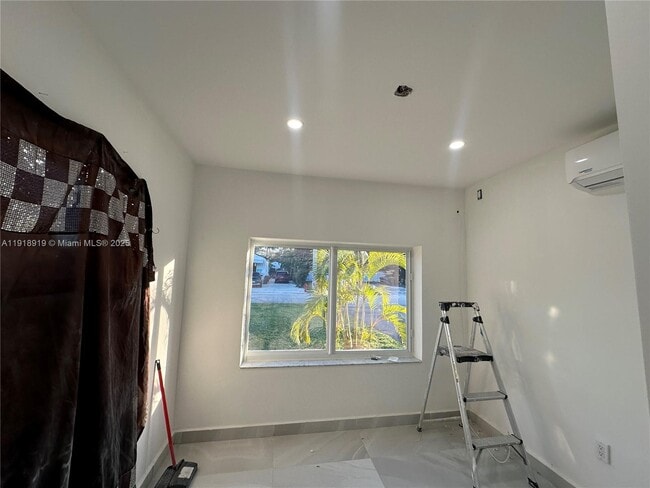 Foto del edificio - 707 NE 15th St