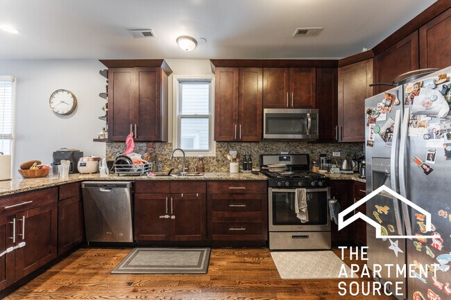 Foto del edificio - 3751 W Diversey Ave