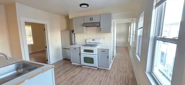 Building Photo - 18 Linden St