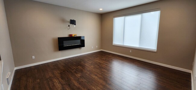 Foto del edificio - Spacious 3 bedroom Home MOVE-IN READY