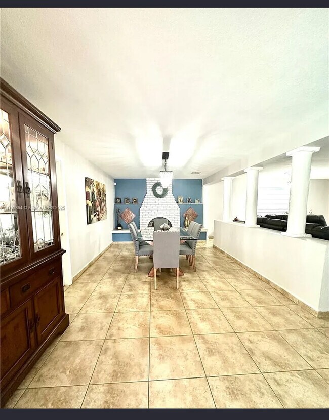 Building Photo - 660 W 70th Pl