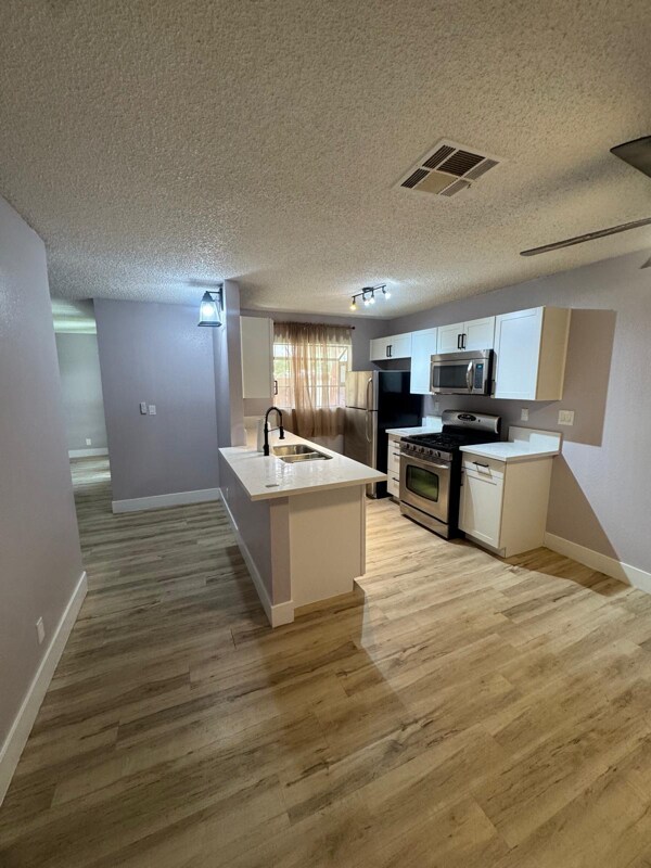 Foto principal - 457 N Lamb Blvd