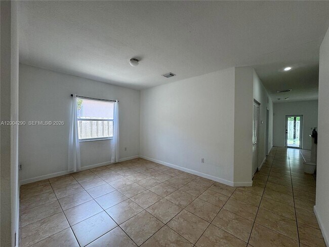 Foto del edificio - 2356 NE 3rd Ct