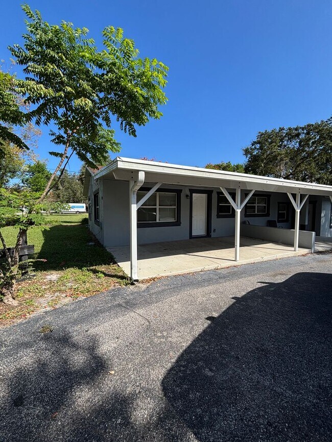 Building Photo - 822 S Lone Oak Dr