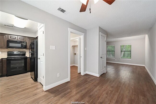 Foto del edificio - 2320 Jaguar Dr