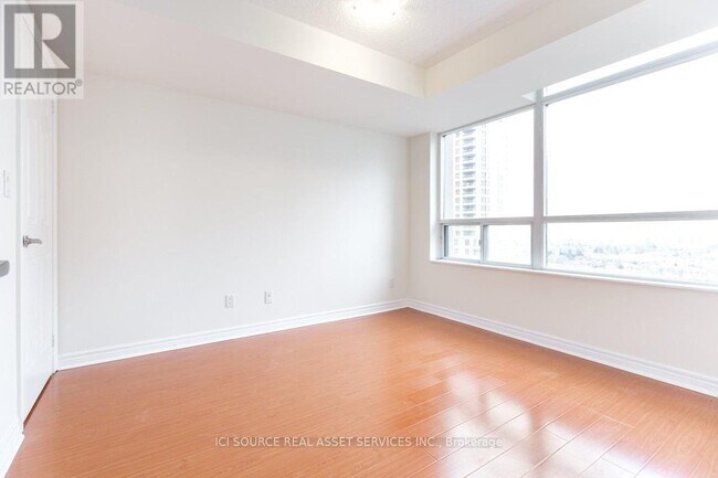 Photo du bâtiment - 310 Burnhamthorpe Rd W