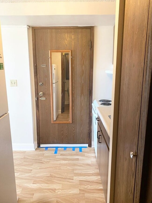 Building Photo - Salt Lake - Five Regents: Studio 1 bath wi...