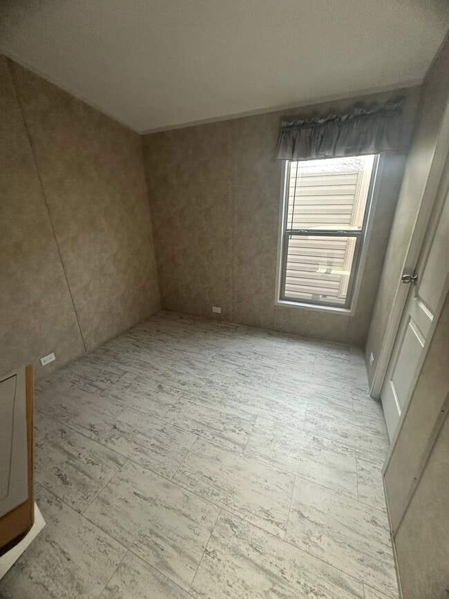 Building Photo - Flamingo Flats