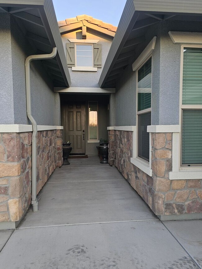 Foto del edificio - Beautiful Home in Gated Community