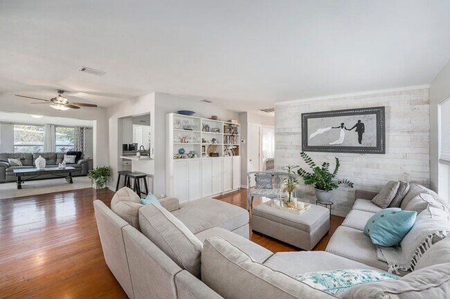 Foto del edificio - Single Family Home in Sunny Park Groves