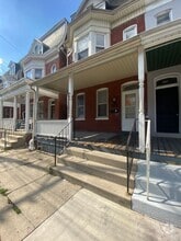 Building Photo - 637 W King St