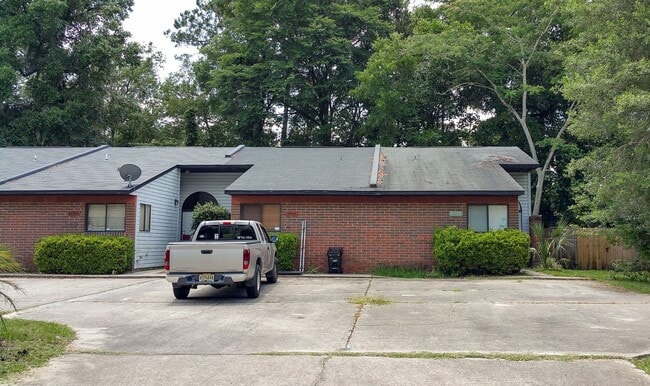 Building Photo - 3902 SW 30th Terrace (Serenola Manor)