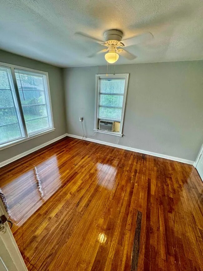 Foto del edificio - 4265 Woodlawn Ave