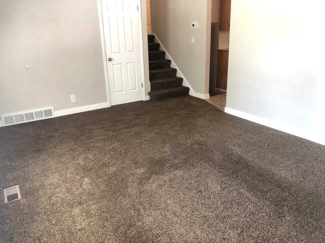Building Photo - Beautiful 5 Bedroom, 2 Bath Home!