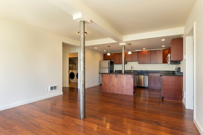 Building Photo - Large 2 Bedroom, 2 Bathroom with GREAT Layout! Walk in Closet and In-Unit Laundry!