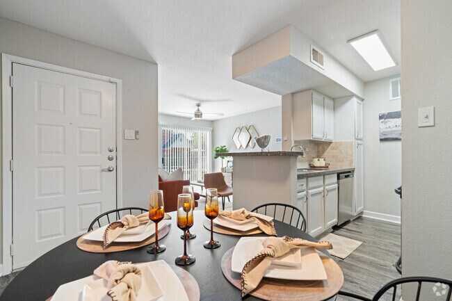 1 habitación, 1 baño, 560 pies cuadrados, área de comedor - Monarch Medical Center