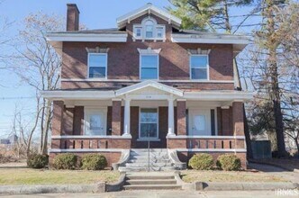 Building Photo - 1119 SE Riverside Dr