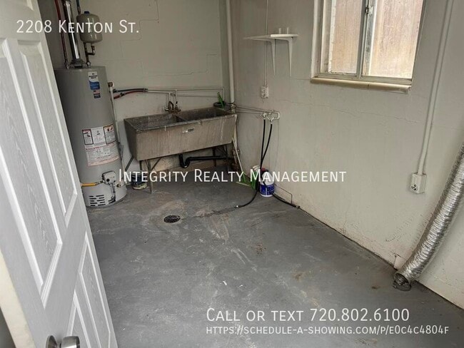 Building Photo - 2208 Kenton St