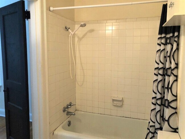 Foto del edificio - Historic 1 BR/1 BA Upstairs Apartment