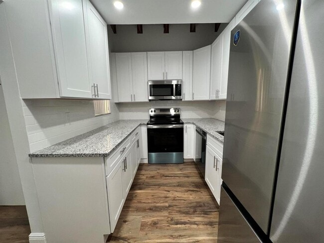 Building Photo - 10623 Royal Palm Blvd