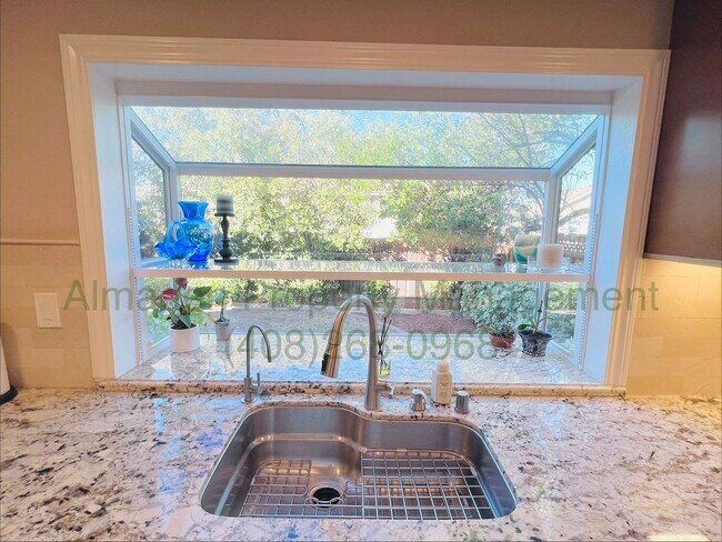 Foto del edificio - Must See Spacious Newer Home! Pets Negotiable! Central A/C! Award Winning Schools!!