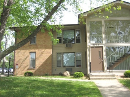 Foto del edificio - 5806-5812 Balsam Rd