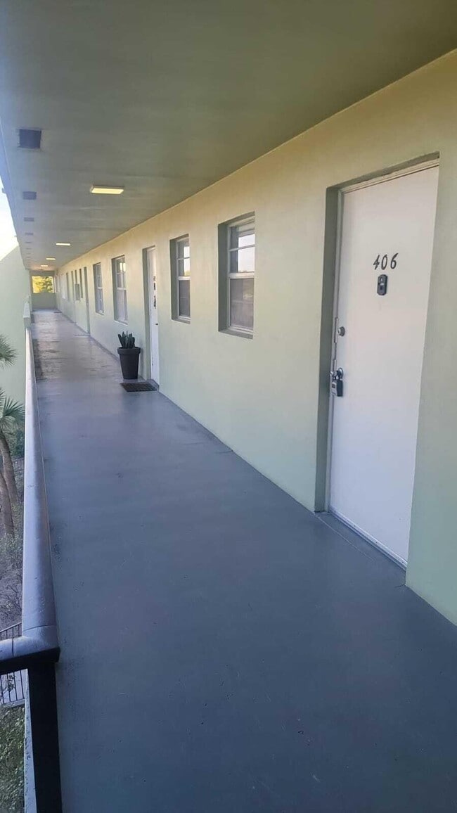 Foto del edificio - 1638 Embassy Dr