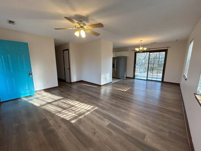 Building Photo - Charming 3 bedroom, 2 bathroom one level home in Murrayville!